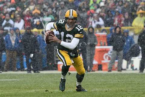 Aaron Rodgers Explains Why He’s a Great Cold Weather QB and How You Can Tell He’s Feeling the..