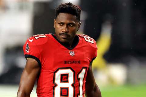 Tampa Bay Buccaneers player Antonio Brown unexpectedly leaves the soccer game and goes viral