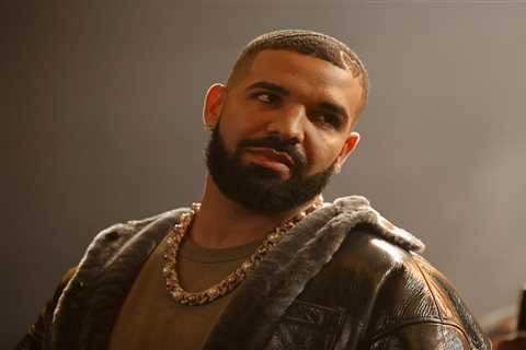Drake seen rocking $1.9 million homer chain at Lakers game