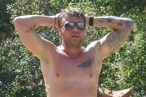 Ryan Phillippe went shirtless for his outdoor workout and looks gorgeous in these new photos!