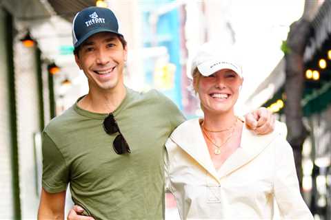 Justin Long and his girlfriend Kate Bosworth beam while strolling through NYC