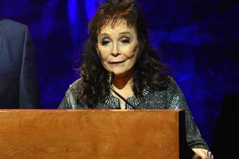 Loretta Lynn Allegedly Worried Family With ‘Totally Batty’ Behavior And Supposed Hoarding Last Year,..