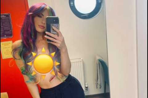 Hollyoaks’ Jennifer Metcalfe strips topless for playful snap as she shows off colourful new hair