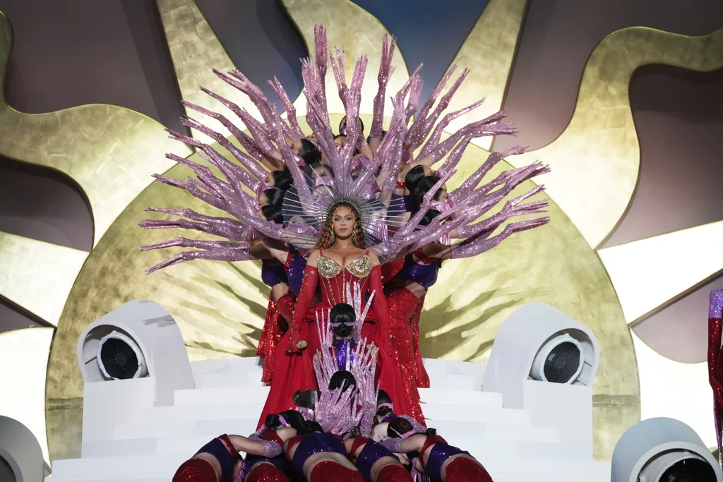 Beyoncé Wore 4 Colorful Looks During Her Private Performance at Dubai’s Atlantis The Royal:..