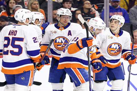 Islanders extend streak to three with commanding win over Flyers