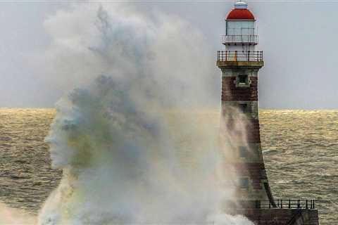 Incredible photo shows 150ft wave with uncanny likeness to beloved late Queen