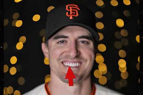 Giants' Ross Stripling Goes Through Picture Day W/ Food In Teeth, 'No One Told Me'