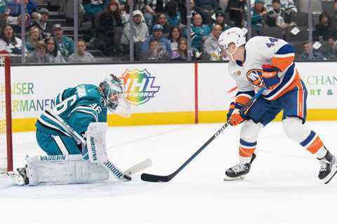 Islanders trounce Sharks to solidify playoff position