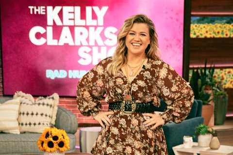 Kelly Clarkson & Charles Esten Remember the ‘Glory Days’ With Bruce Springsteen Cover