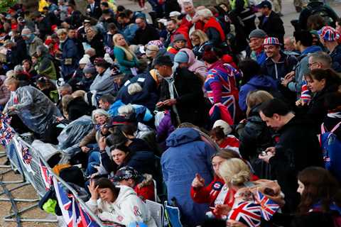 Charles coronation: Thousands of royal fans line Mall to catch glimpse of history with 350m to..