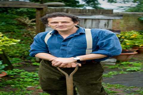Gardeners’ World star Monty Don leaves fans terrified as he grapples with snake preying on his..