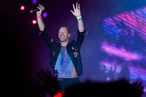 Watch Coldplay Perform With Stereophonics’ Kelly Jones, James’ Tim Booth At UK Shows