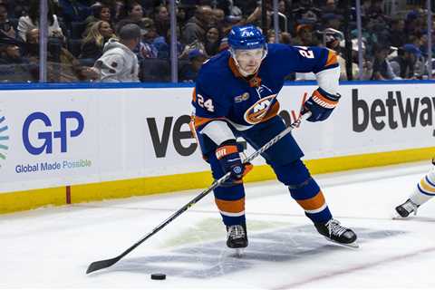 Islanders aiming to bring back Scott Mayfield but decision could be complex