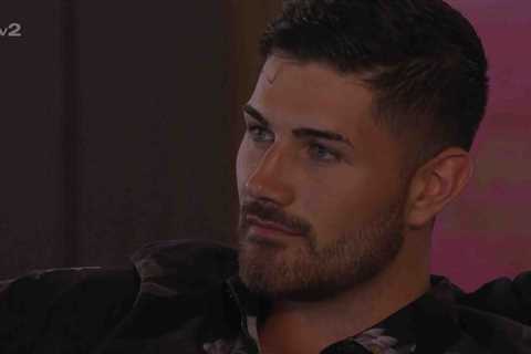 Love Island fans work out ‘real reason’ villa has turned on Scott