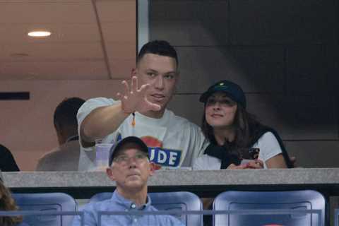 Aaron Judge takes in US Open with wife while seated behind Tina Fey