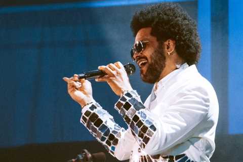 Maxwell and SiR Fire Up Fans at the Hollywood Bowl