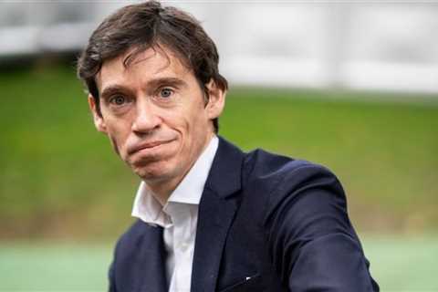 Ex-Tory minister Rory Stewart reveals how he locked himself in King Charles’ loo – before being..