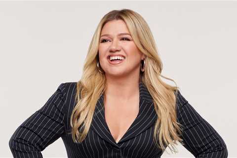 Kelly Clarkson Brings a Hopeful ‘Smile’ to Kellyoke Fans With Nat King Cole Cover