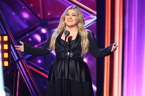 Kelly Clarkson Honors MLK Day With Powerful U2 Kellyoke Cover of ‘Pride (In the Name of Love)’