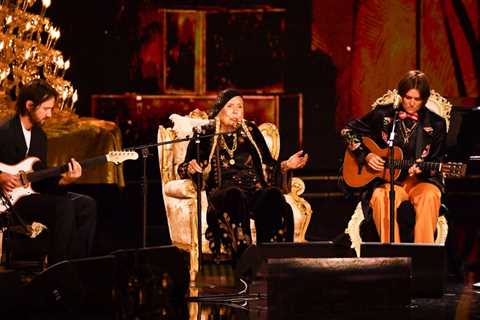 Joni Mitchell Delivers an All-Time Performance of ‘Both Sides Now’ in Her Grammy Debut