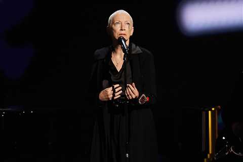 Annie Lennox Pays Tribute to Sinead O'Connor at Grammys