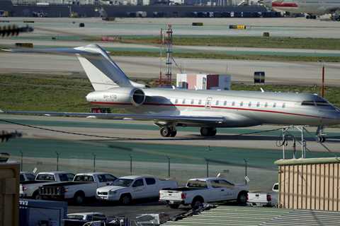 Taylor Swift lands in Los Angeles ahead of Super Bowl 2024 after long  travel day