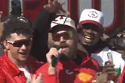 Travis Kelce Drunkenly Sings Garth Brooks On Stage At Chiefs' Super Bowl Rally
