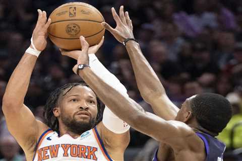 Jalen Brunson pours in 42 points to lead Knicks to gritty win over Kings