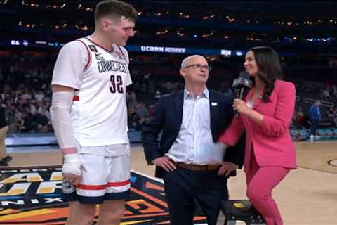 Tracy Wolfson gets ladder after Zach Edey-March Madness interview fuels height jokes