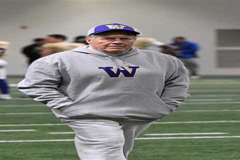 Bill Belichick decked out in Washington gear with son at Huskies football practice