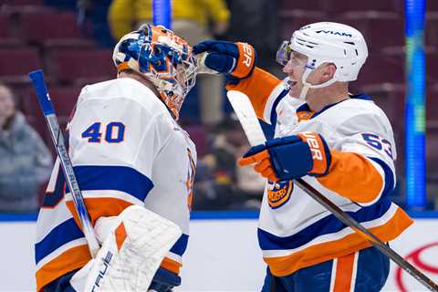 Shorthanded Islanders throttle Canucks in dominant road win