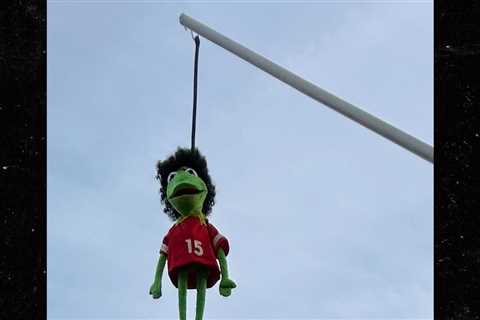 Bills Fans Hang Kermit Puppet Wearing Mahomes Jersey Ahead Of Chiefs Game