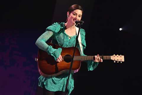 Gracie Abrams Wins Songwriter of the Year, Thanks Taylor Swift for ‘The Gift of Her Pen’ at 2025..