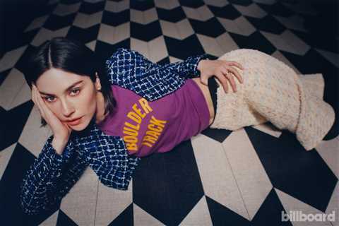Gracie Abrams Talks Working With ‘Badass Women,’ Why Online Haters Are ‘Boring As Hell’ & What She..
