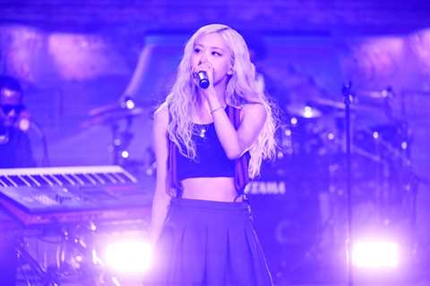 ROSÉ of BLACKPINK Teams Up With Coldplay for Surprise ‘APT.’ Duet in Seoul