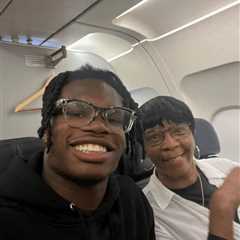 Stunned mother gushes over sitting next to Travis Hunter on flight: ‘Nicest young man’