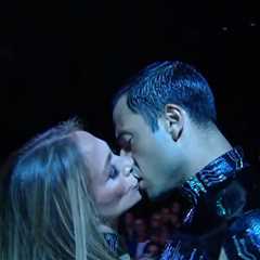 Jennifer Lopez Kisses Back-up Dancers at AMAs, After Ben Affleck Divorce