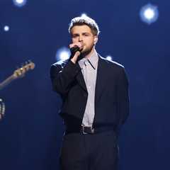 Alex Warren Makes No ‘Ordinary’ Award Show Debut at the 2025 AMAs