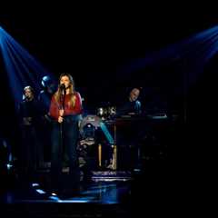 Kelly Clarkson Totally Nails the Ultimate Karaoke Ballad ‘Total Eclipse of the Heart’ for Kellyoke