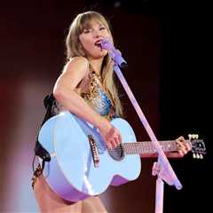 Taylor Swift Visits Patients at Children’s Hospital in Florida, Poses With Chief of Surgery