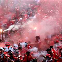 Wydad fans throw flares on field, feud with security at FIFA Club World Cup game versus Manchester..