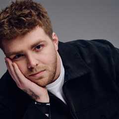 Alex Warren Dethrones Sabrina Carpenter to Earn His 13th Week at No. 1 on U.K. Singles Chart