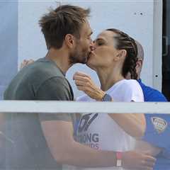 Jennifer Garner Locks Lips With Boyfriend at Charity Event in L.A.