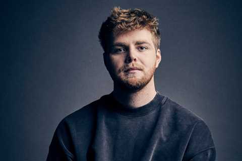 New Atop the Hot 100, Alex Warren’s ‘Ordinary’ Continues at No. 1 on Billboard Global Charts