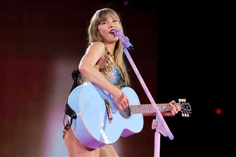 Taylor Swift Visits Patients at Children’s Hospital in Florida, Poses With Chief of Surgery