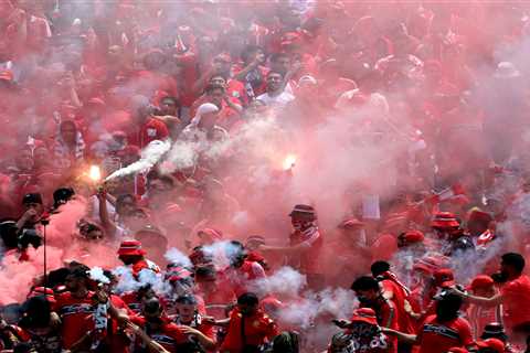 Wydad fans throw flares on field, feud with security at FIFA Club World Cup game versus Manchester..