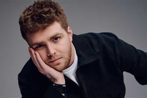 Alex Warren Dethrones Sabrina Carpenter to Earn His 13th Week at No. 1 on U.K. Singles Chart