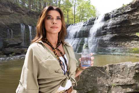 Shania Twain Stars in New Commercial for Clearly Canadian Sparkling Water: ‘It’s Pure Nostalgia in..
