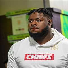 Chiefs give guard Trey Smith record-breaking $94 million contract hours before deadline
