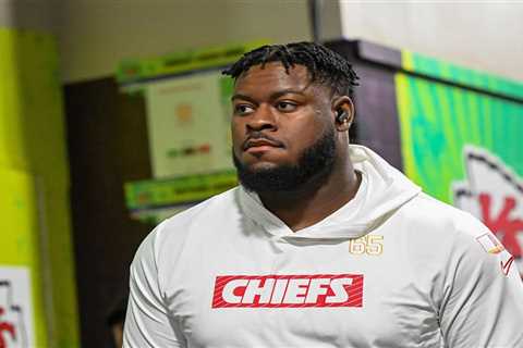 Chiefs give guard Trey Smith record-breaking $94 million contract hours before deadline